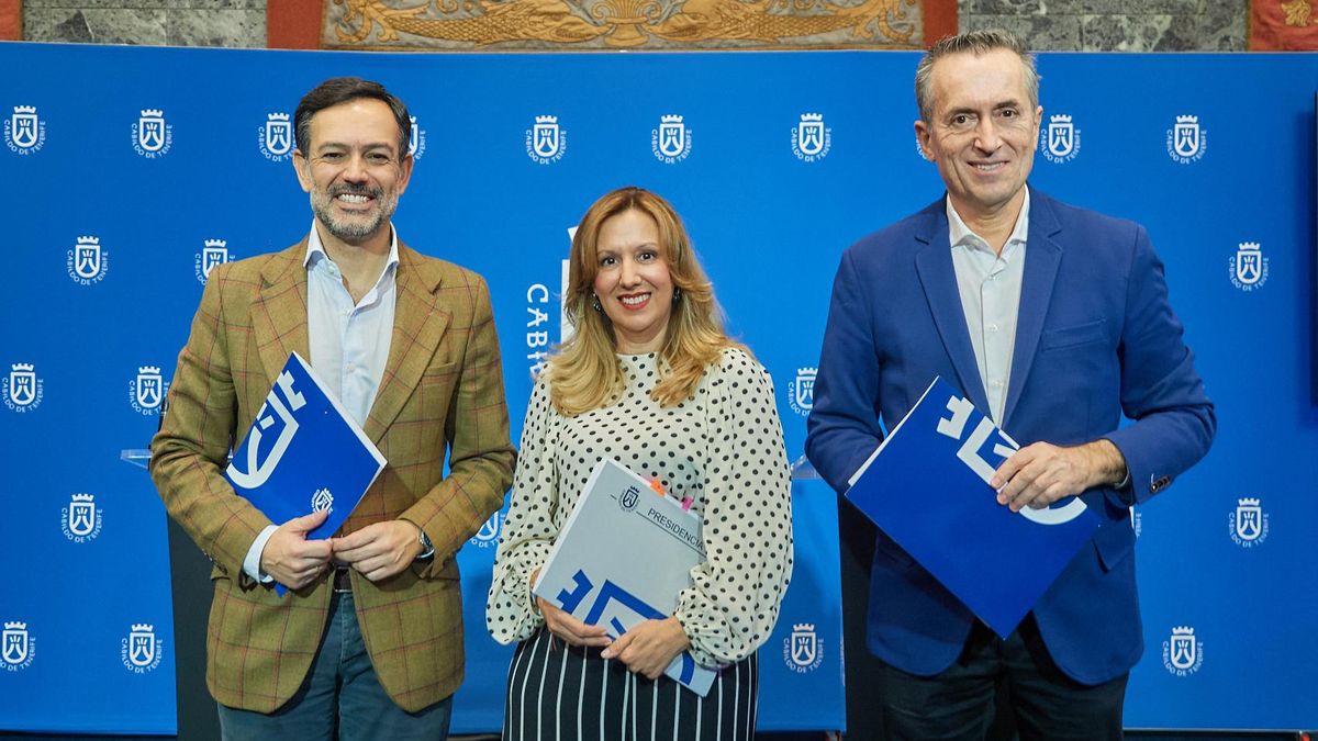 Lope Afonso, Rosa Dávila y José Miguel Ruano, ayer en el Salón Noble del Cabildo de Tenerife.