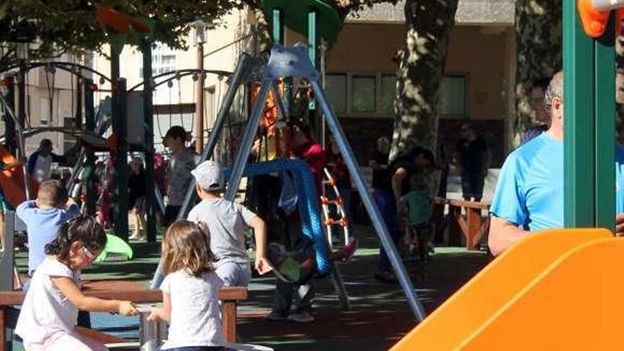 Un grupo de niños juega en un parque.