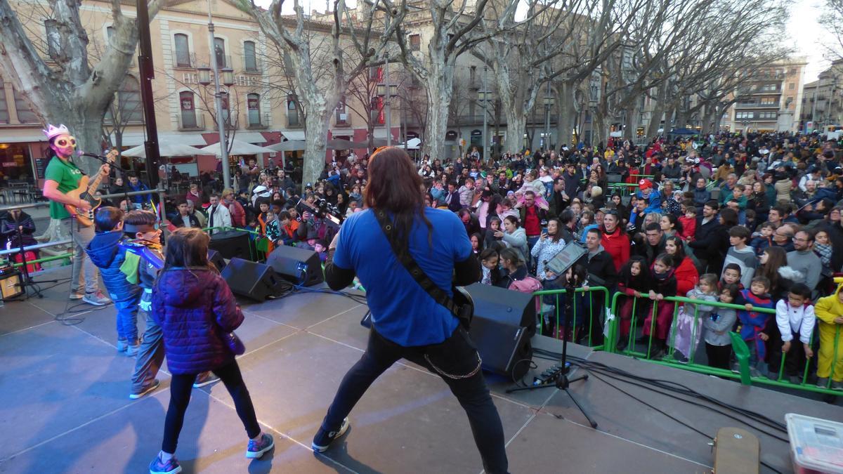 Centenars de persones celebren el carnaval a la rambla de Figueres