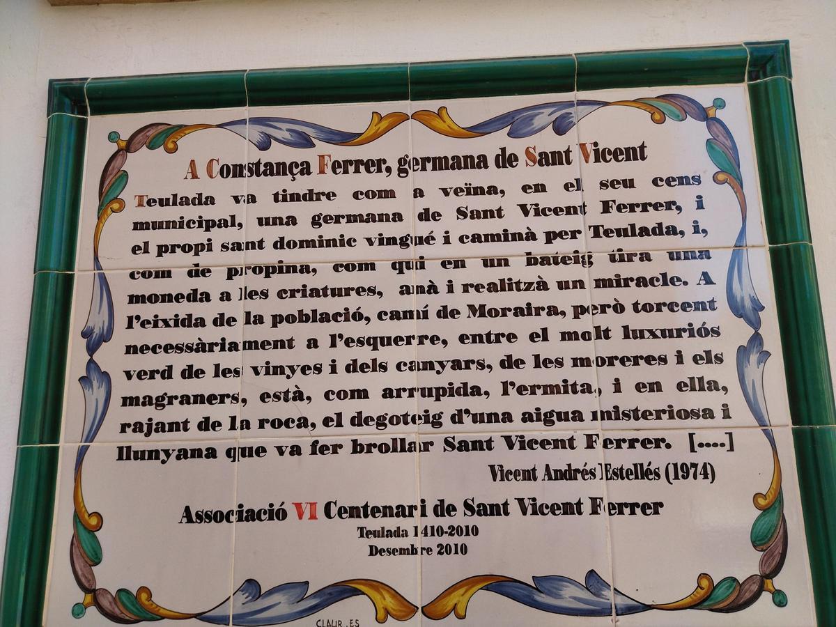 Panel cerámico de Teulada con un párrafo escrito por Vicent Andrés Estellés sobre Constança y Sant Vicent Ferrer