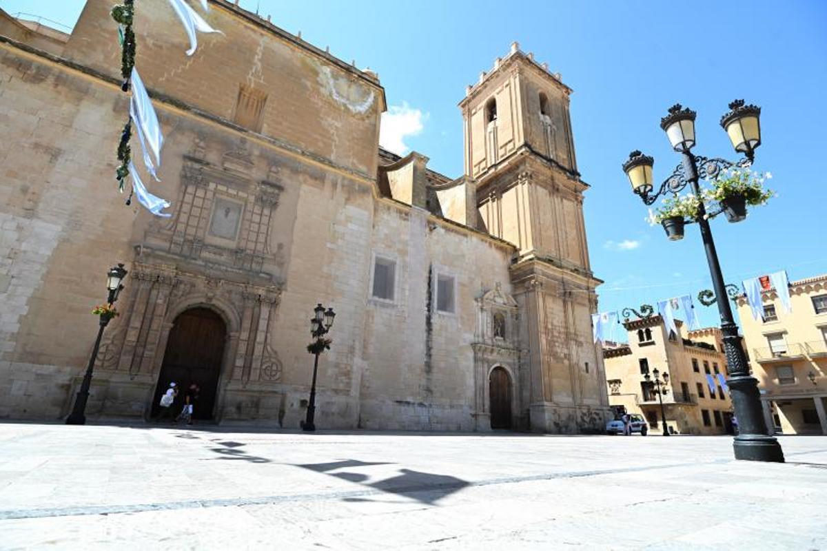 La basílica, en la zona que da a la plaza del Congeso Eucarístico.