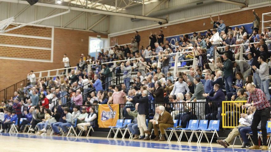 Aficionados del Alimerka Oviedo Baloncesto, la temporada pasada en Pumarín
