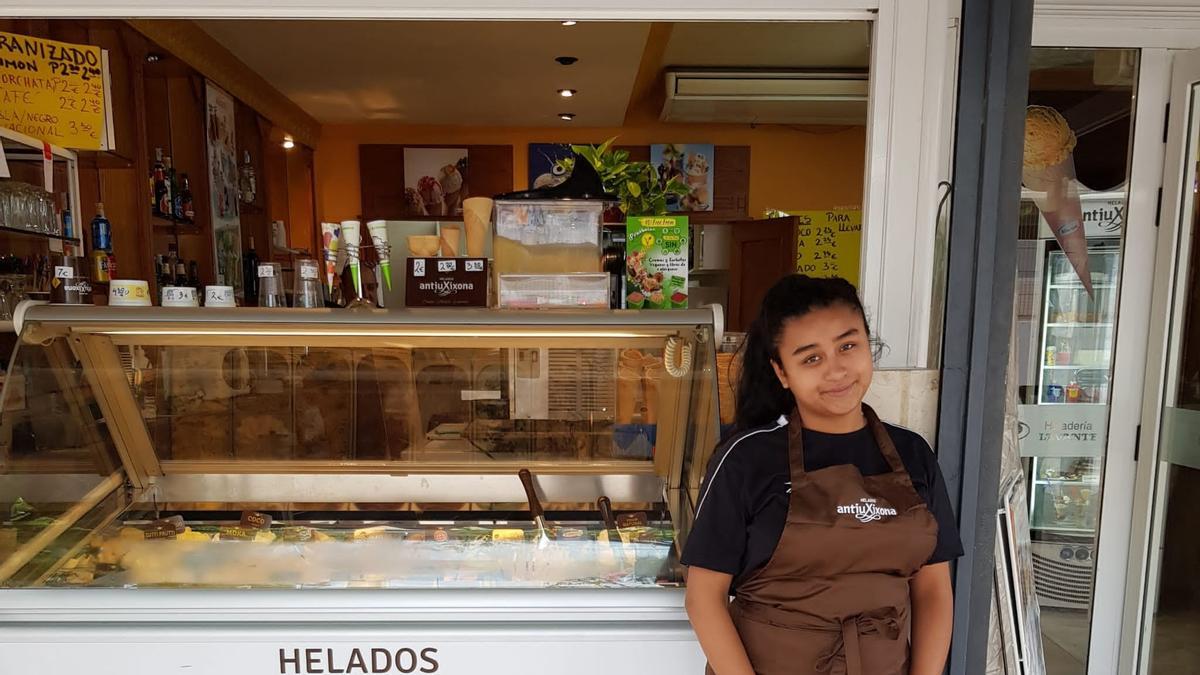 Mariola Pomares, la joven emprendedora que dirige la heladería