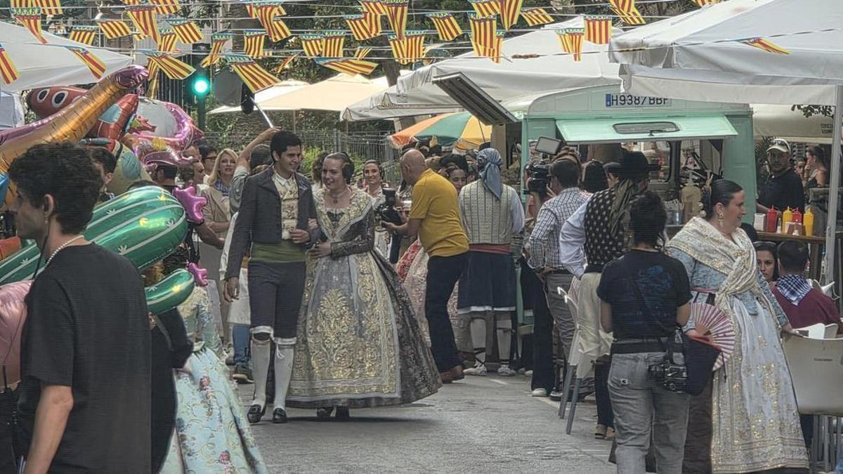 Ambiente fallero en la calle Almirante Cadarso en pleno mes de junio