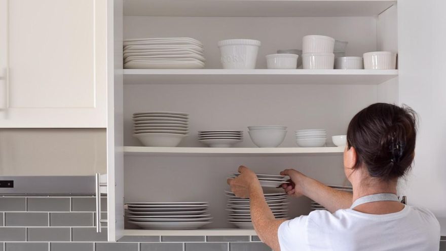 La eficaz solución japonesa para guardar los platos y tener más espacio en los armarios de la cocina