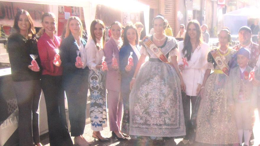 La fallera mayor de València visita el Mercado Solidario contra el Cáncer de Burjassot