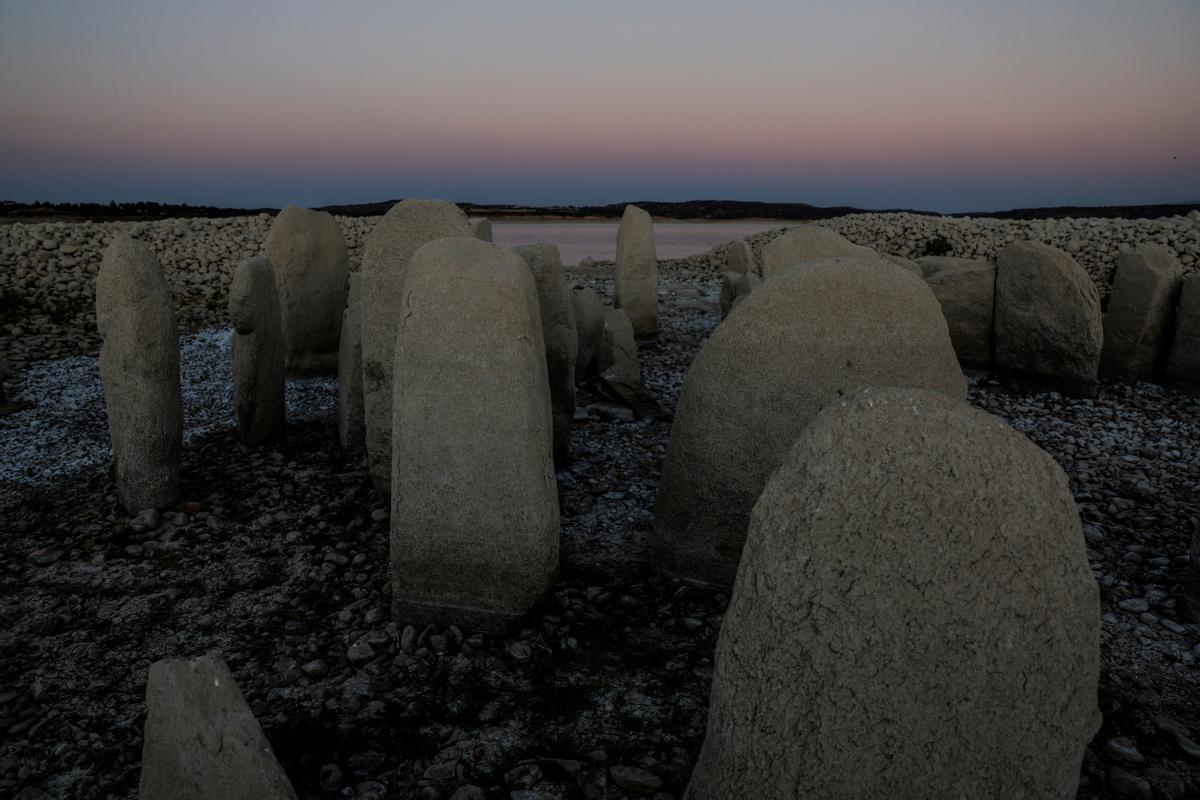 El dolmen de Guadalperal, también conocido como el Stonehenge español, se ve debido al retroceso de las aguas del embalse de Valdecañas en las afueras de El Gordo, España