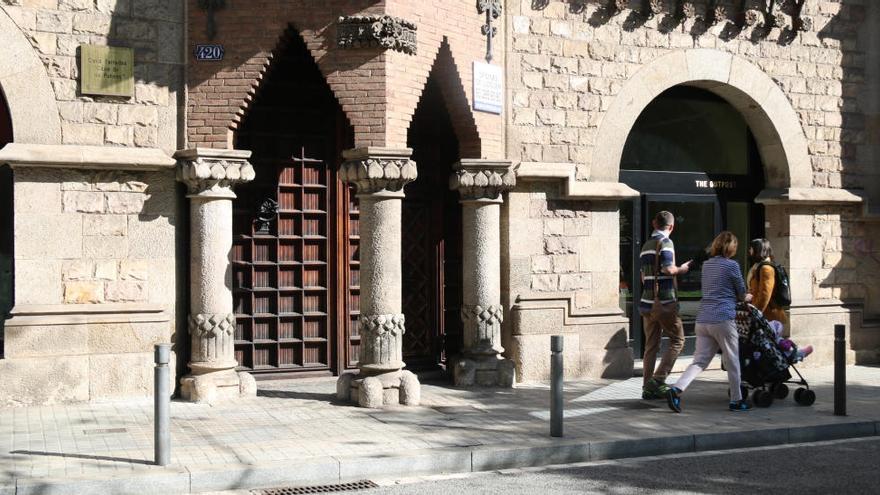 L&#039;entrada de la seu del Diplocat tancada mentre la Guàrdia Civil fa un registre al seu interior