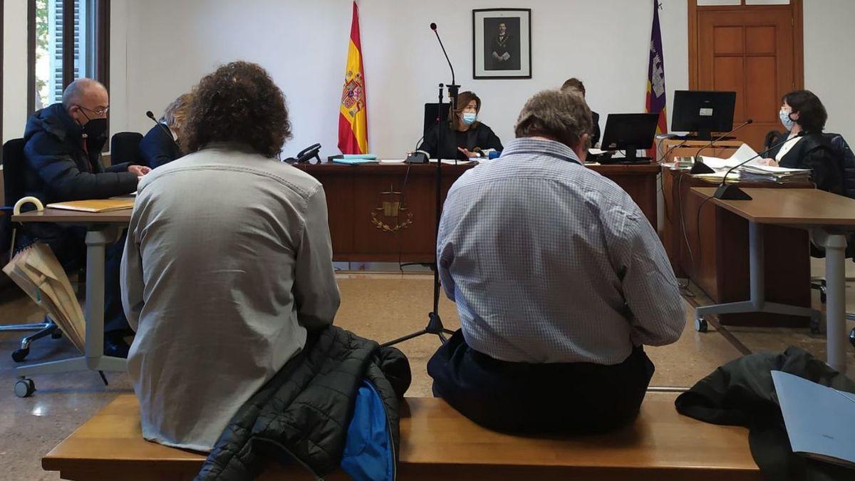 Los dos acusados, durante el juicio celebrado en Palma hace unos días. | M.O.I.