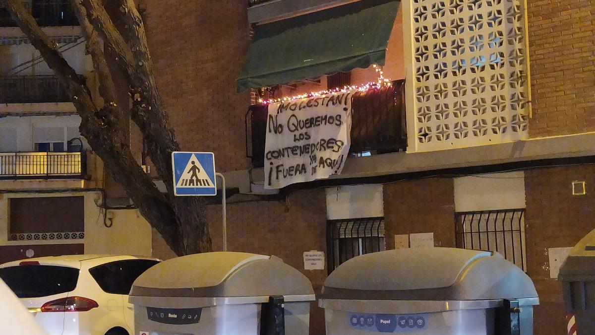 Las vecinas han colgado hasta un cartel del balcón para protestar por los contenedores