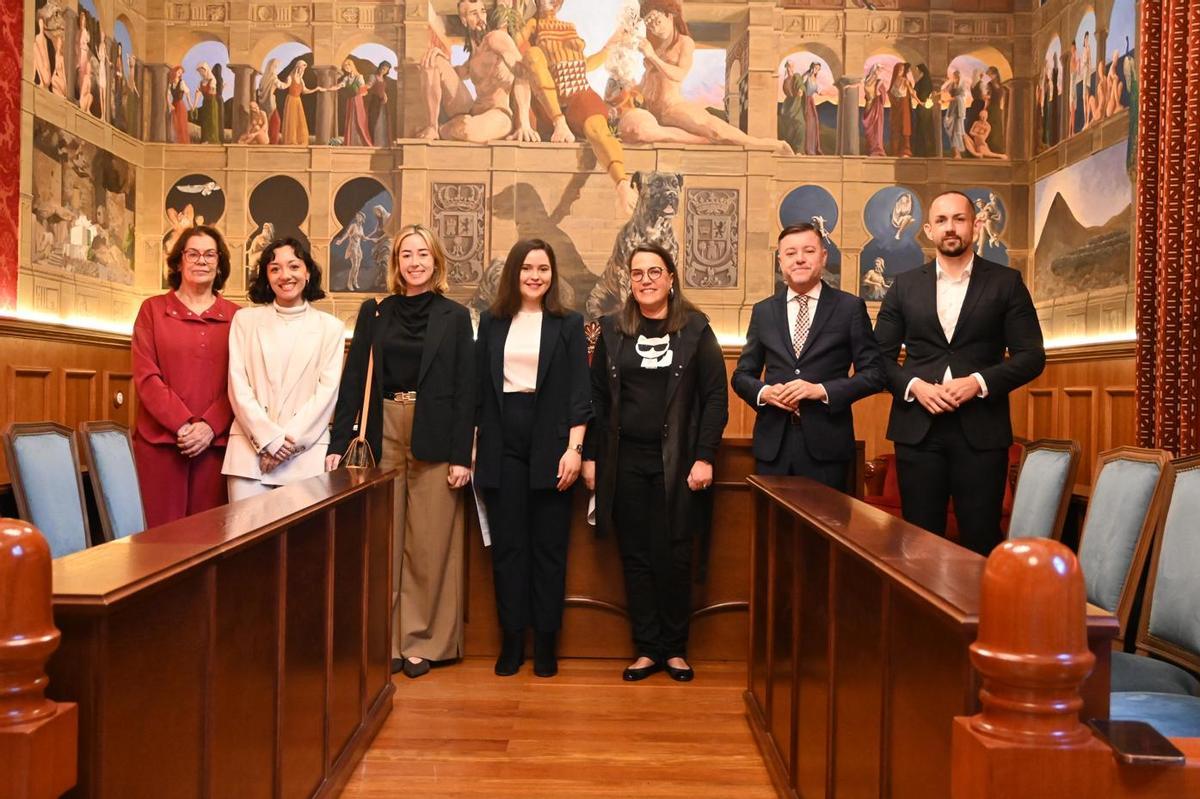 El alcalde Teodoro Sosa, el primer teniente de alcalde, Julio Mateo, la secretaria del Ayunamiento, Candelaria Guerra Pulido, junto a las nuevas funcionarias de carrera del Área de Administración General.