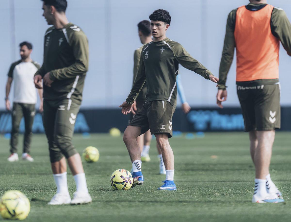 El canterano Andrés Antañón, durante el entrenamiento celebrado ayer en la ciudad deportiva. | RCCV