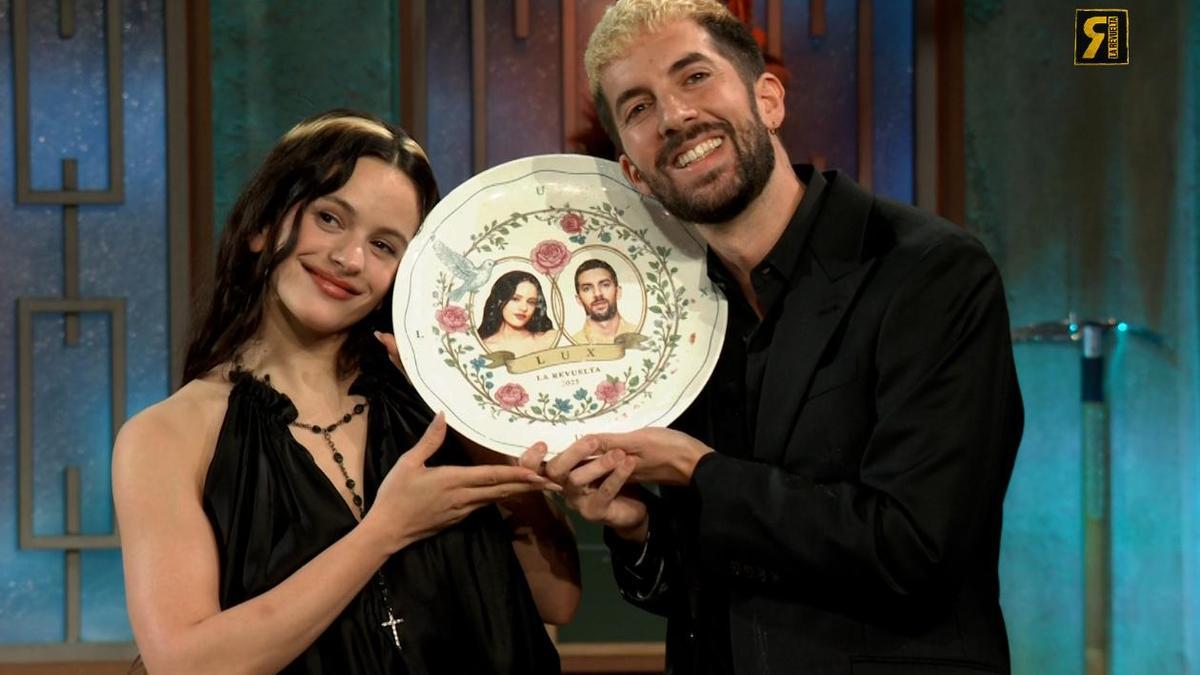 Rosalía y David Broncano, con el regalo de la cantante.