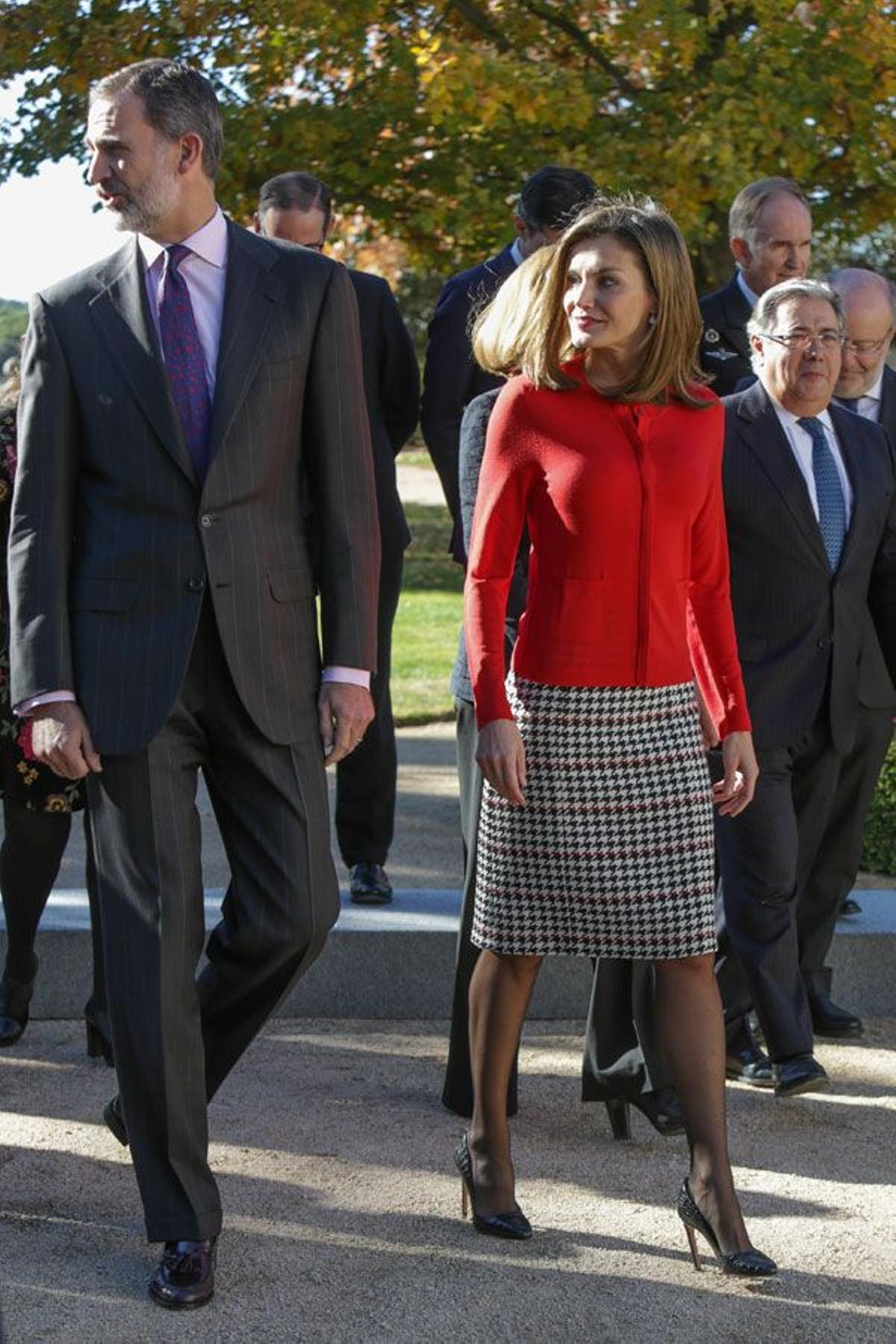 Letizia Ortiz con falda de pata de gallo y zapatos negros de Hugo Boss