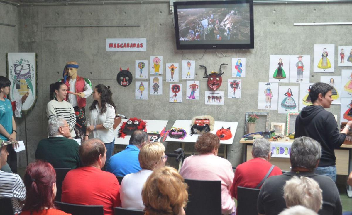 Los alumnos exponen las distintas mascaradas ante usuarios de Cruz Roja.| E. P.