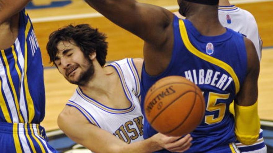 El jugador de Minnesota Timberwolves Ricky Rubio (c) recibe una falta de Roy Gibbert (d) de Indiana Pacers.