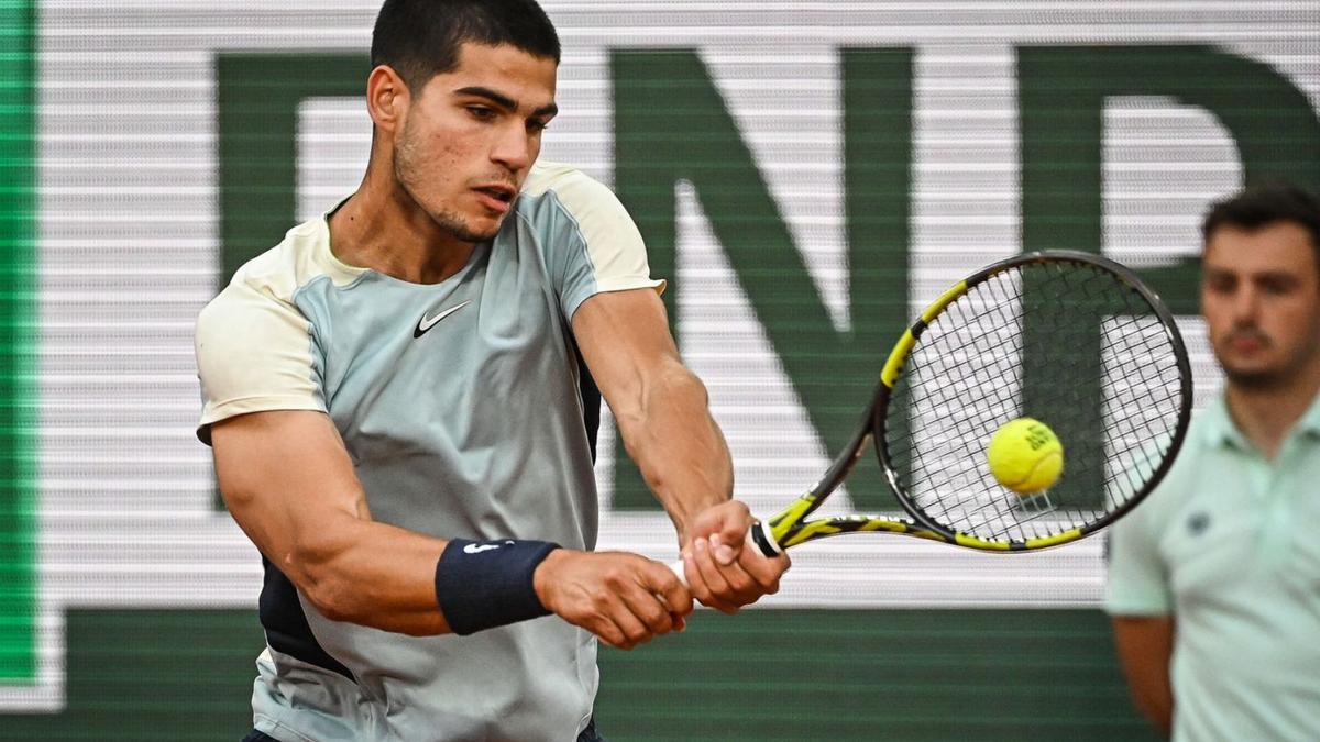 Carlos Alcaraz golpea la pelota de revés durante su partido de ayer en Roland Garros.  | EUROPA PRESS