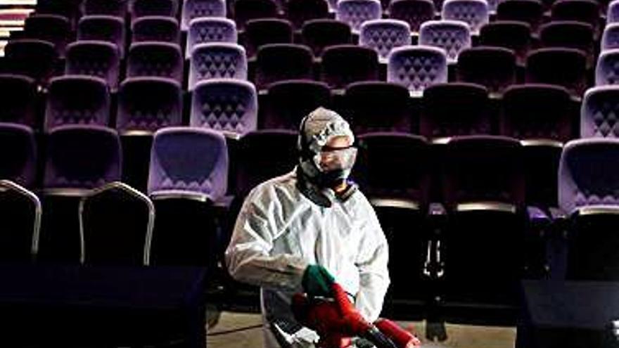 Un home desinfecta un cinema