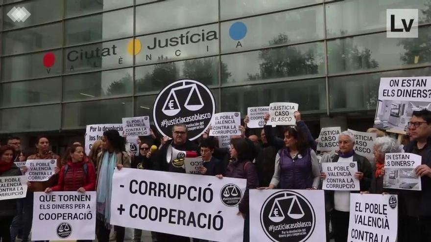 Blasco es recibido en la Ciudad de la Justicia al grito de "lladre"