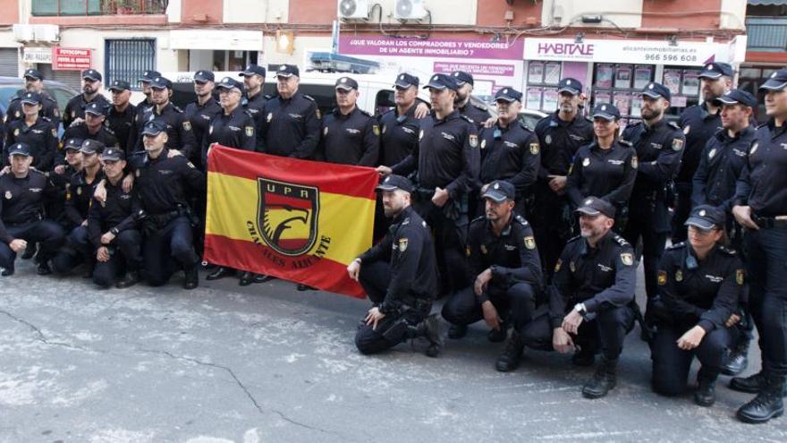 Los policías que han viajado a Cataluña con el comisario jefe provincial y otros mandos.