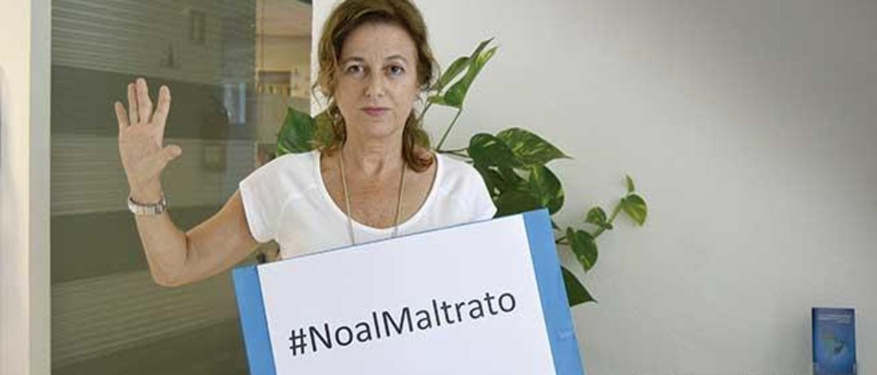 Isabel Román, presidenta de ABIGG, en una imagen corporativa contra el maltrato a los pacientes ancianos.