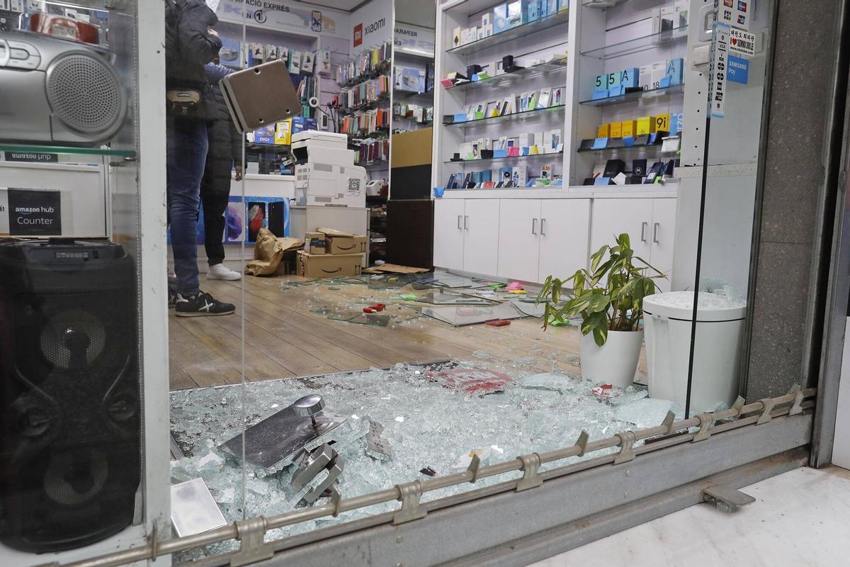 Girona. Carrer Joan Maragall 50. Robatori botiga de telefons mobils Sky Tec.