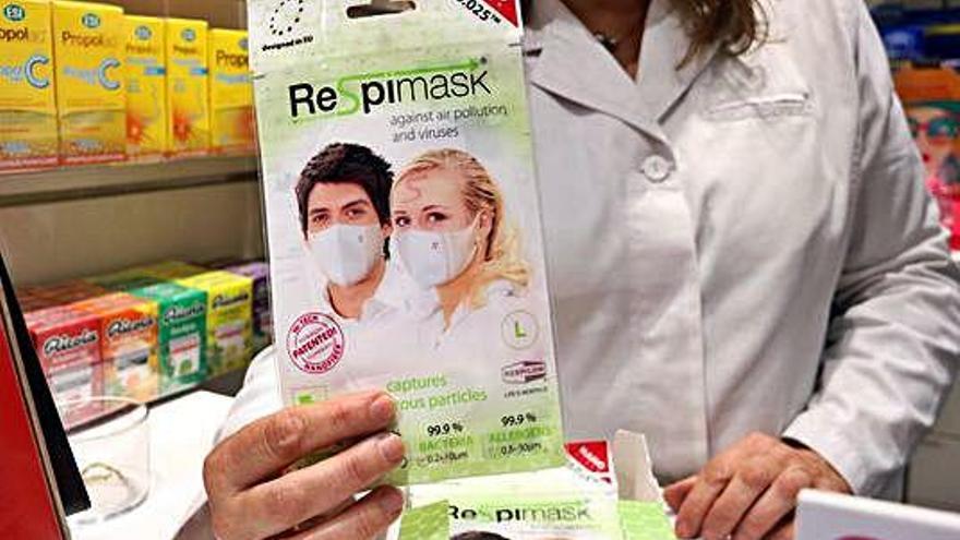 Mascaretes en una farmàcia, abans de l&#039;eclosió del virus a Catalunya