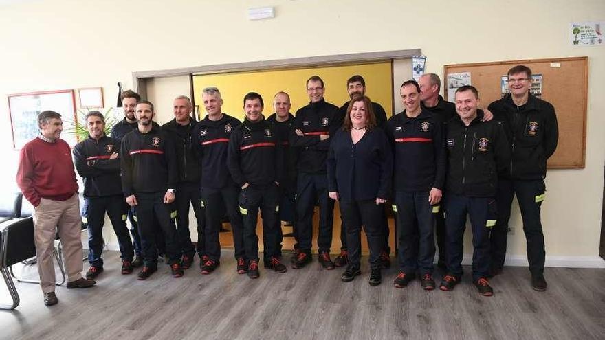 Bomberos de A Coruña, con la edil Rocío Fraga y el director de Seguridad Ciudadana, Carlos G. Touriñán.