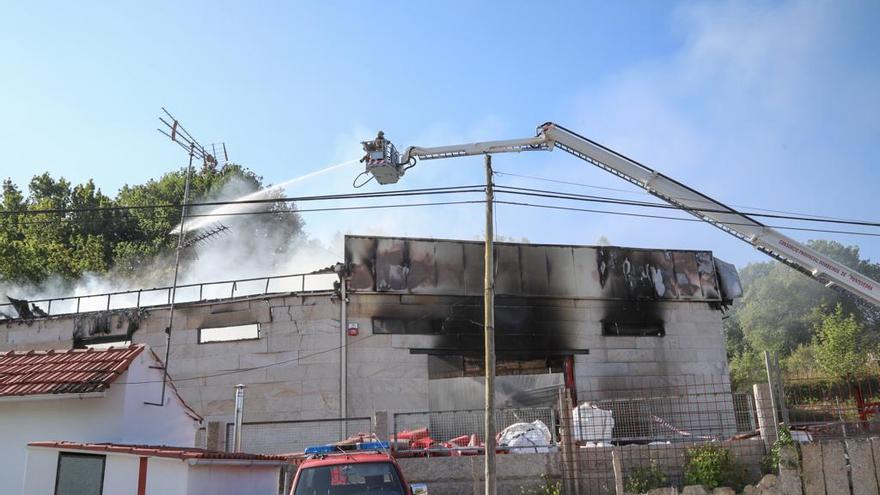  Los bomberos refrescan la nave, una vez sofocadas las llamas.