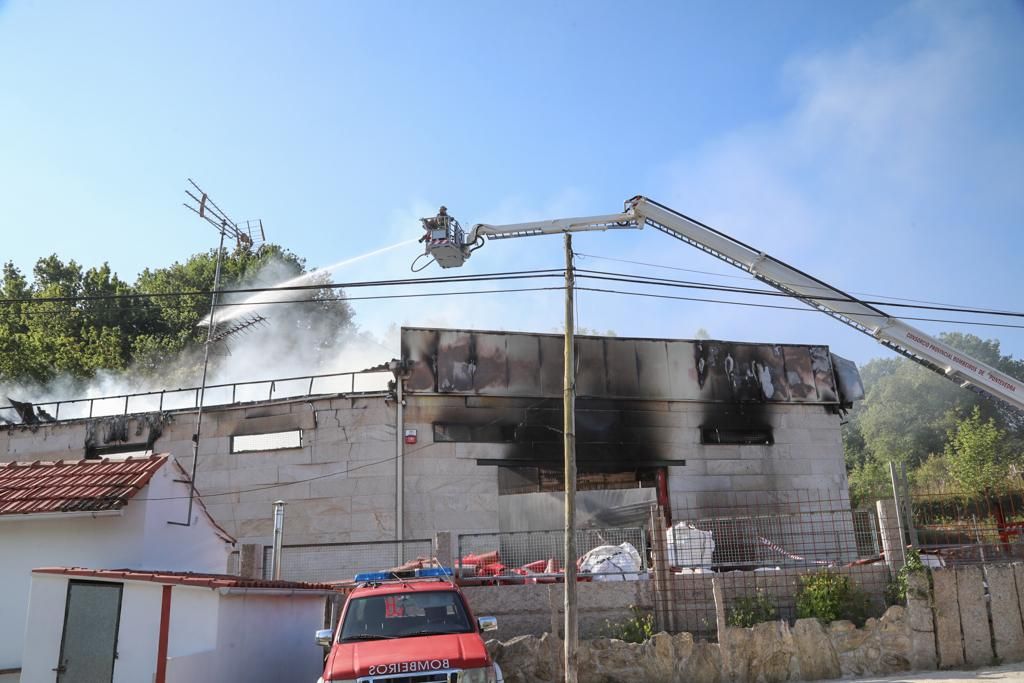 Incendio en una nave industrial de Mondariz