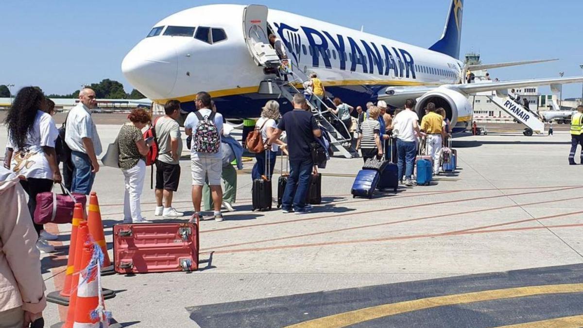Pasajeros embarcando en un avión de Ryanair en el aeropuerto de Rosalía de Castro, en Santiago