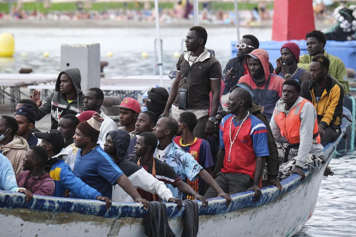 Una patera rescatada en aguas de Canarias.