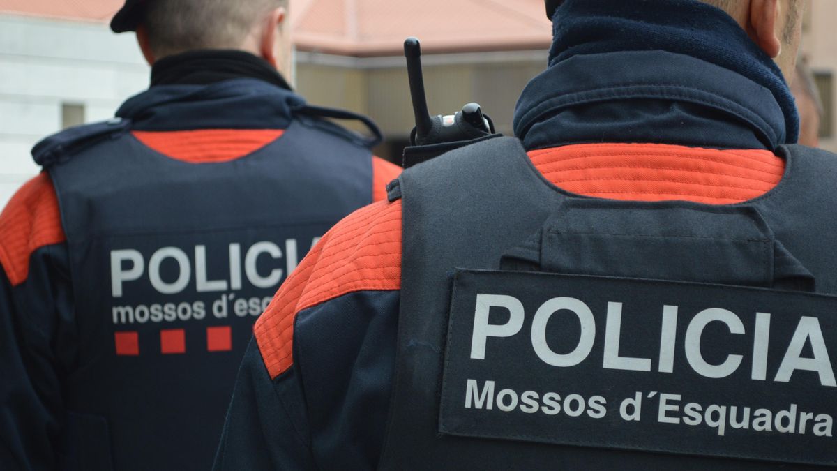 Dos agentes de los Mossos en una imagen de archivo.