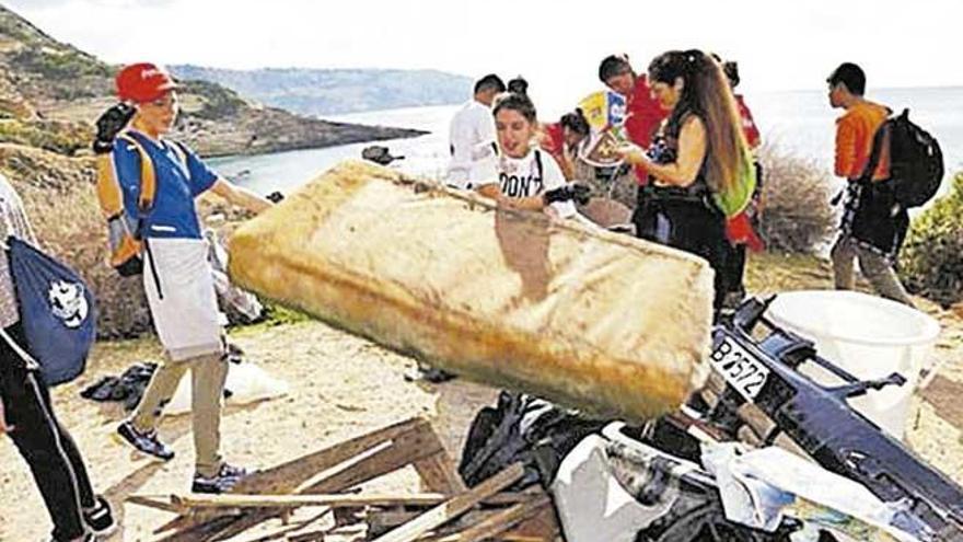 Estudiantes del IES s&#039;Arenal recogen todo tipo de residuos.