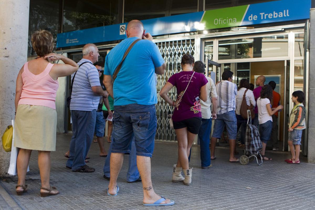 Diversos ciutadans fan cua davant una oficina d’atur, l’1 de setembre, a Terrassa.