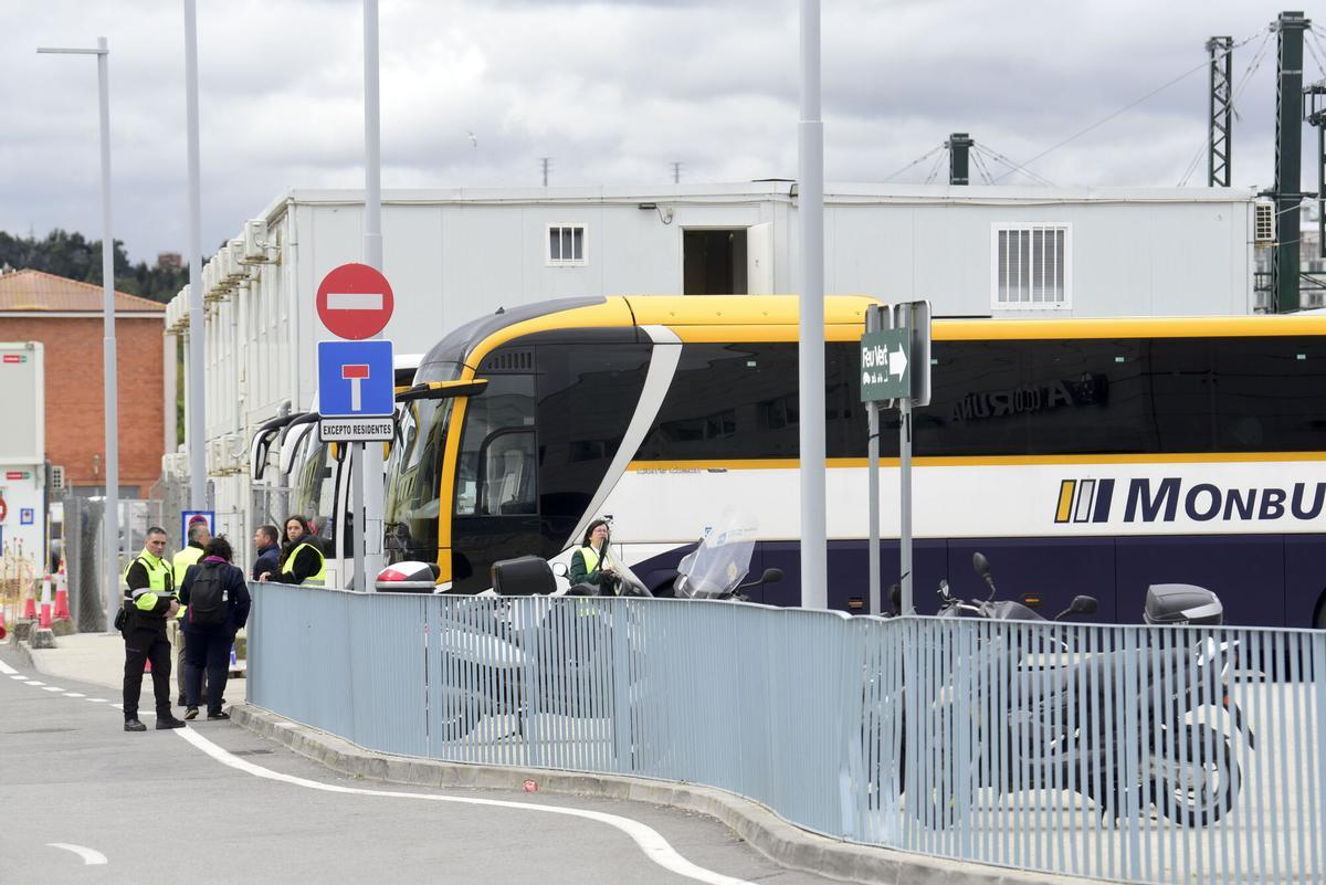 El cierre de la estación ferroviaria los días 28 y 29 de marzo obliga a diseñar un plan alternativo de transporte para garantizar la movilidad de los viajeros. El primer día se ha desarrollado con tranquilidad y pocos pasajeros en el servicio extraordinario de buses. El cierre de la estación ferroviaria los días 28 y 29 de marzo obliga a diseñar un plan alternativo de transporte para garantizar la movilidad de los viajeros. El primer día se ha desarrollado con tranquilidad y pocos pasajeros en el servicio extraordinario de buses.