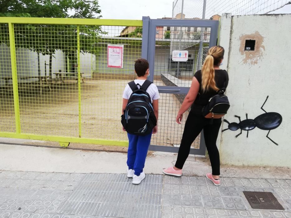 Pocs alumnes a les portes de l'escola Valldaura de Manresa.