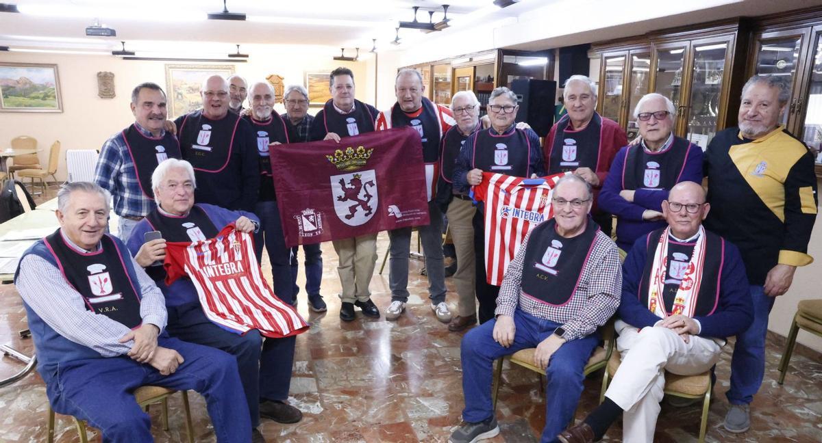 Arriba, los socios de la Casa de León en Gijón. Abajo, a la izquierda, Álvaro Agustín Lourido, socio número 14 del Sporting, junto a Bernardo Fernández, quien fuera consejero de la Cultural, ayer, en la Casa de León, en Gijón.