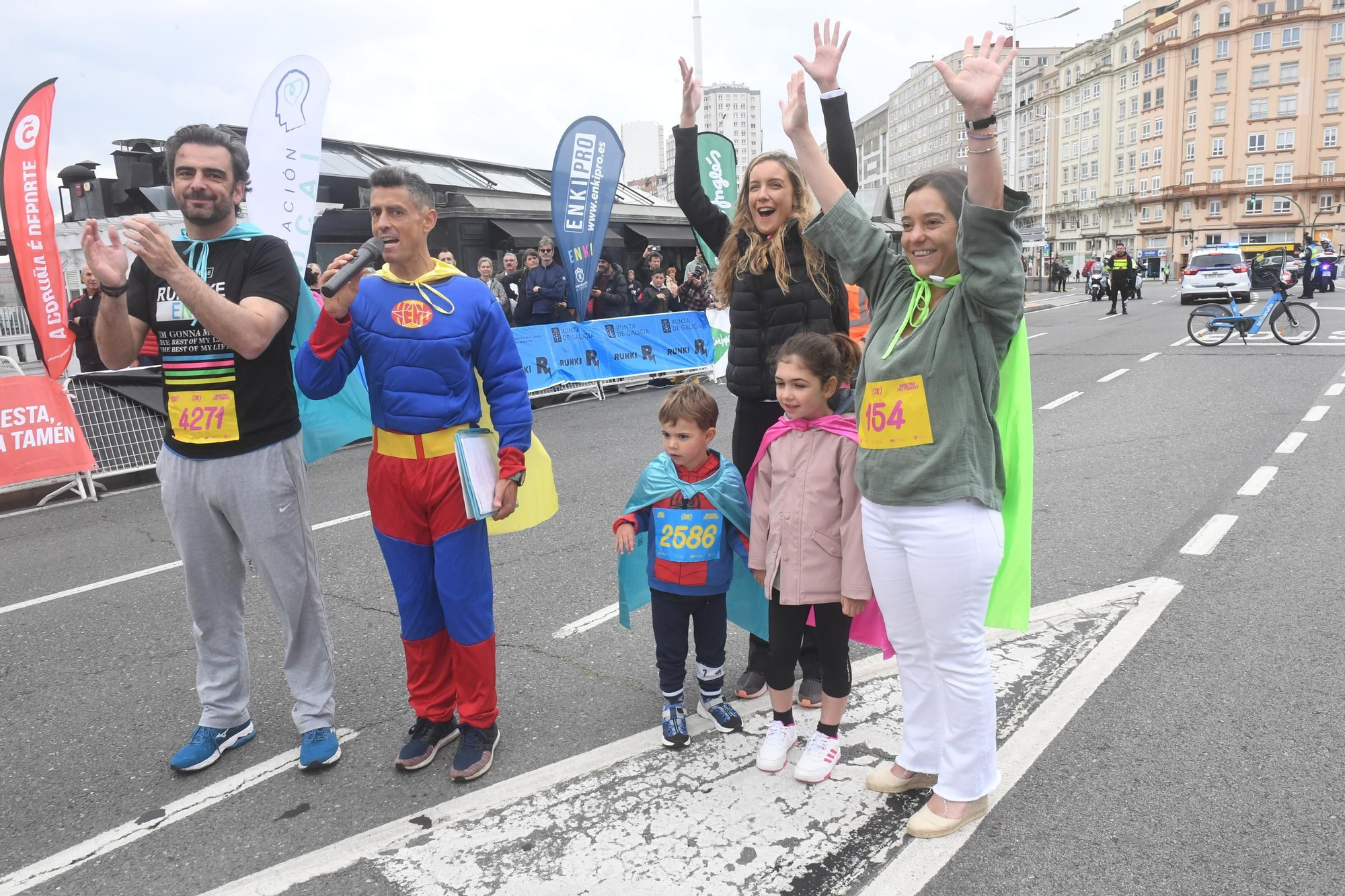 La carrera RUNKI, promovida por ENKI y Fundación Adcai inunda las calles de A Coruña con sus capas de superhéroes