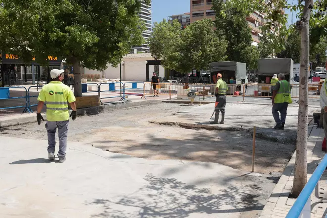 Los operarios de Aguas de Alicante trabajan en tareas de relleno y hormigonado en la avenida de Bruselas