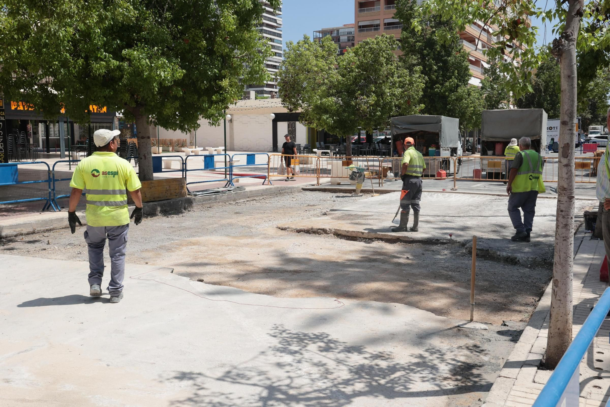 Los operarios de Aguas de Alicante trabajan en tareas de relleno y hormigonado en la avenida de Bruselas