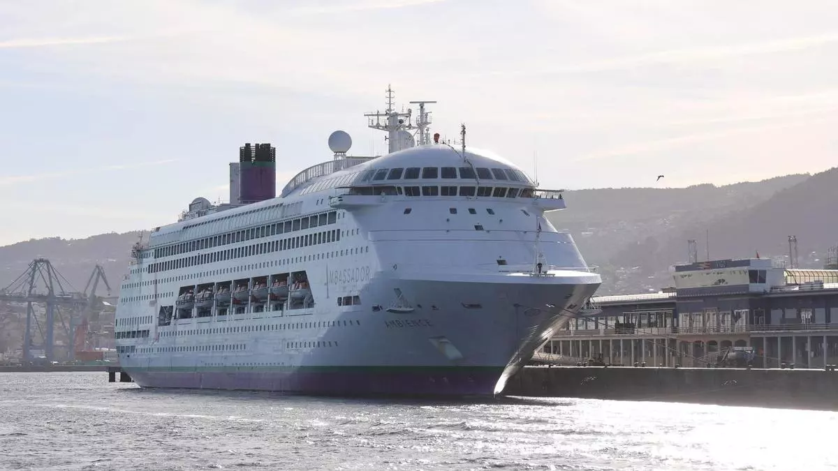 Nueva escala de un habitual del puerto de Vigo: el «Ambience» desembarca a 1.400 británicos