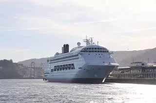 Nueva escala de un habitual del puerto de Vigo: el «Ambience» desembarca a 1.400 británicos