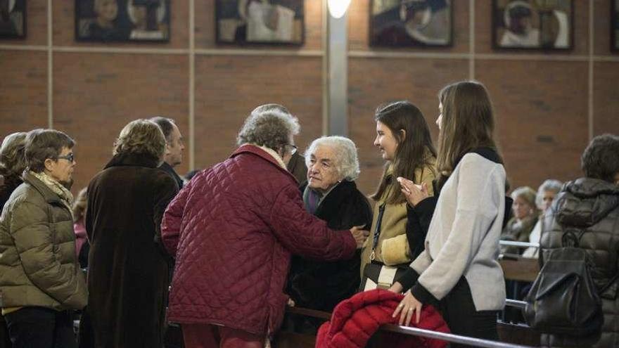 La catedrática Carmen Bobes, en el centro, recibe el pésame ayer en el funeral por su hermana.