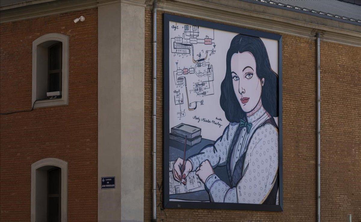 Mural de la actriz de cine Hedy Lamarr, inventora del sistema de comunicaciones denominado ’técnica de transmisión en el espectro ensanchado’, en el que se basan todas las tecnologías inalámbricas como el Bluetooth y el wifi de las que disponemos en la actualidad.