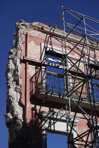Perilla la conservació de la façana esgrafiada del Portalet