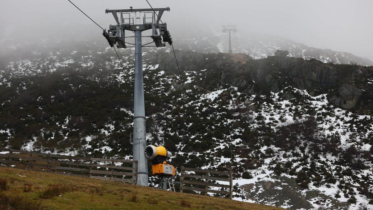 Una pilona de la estación de Pajares, con un cañón de nieve baja.