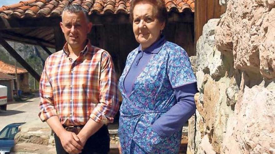 Enedina García Fernández, a quien todos llaman Generosa, junto a su hijo Rubén García, ante la pequeña capilla que hay en Pedroveya. | ana paz paredes