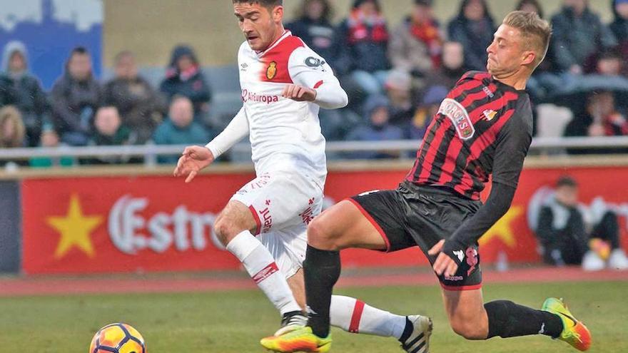 Sasa conduce el balón en su debut ante el Reus.