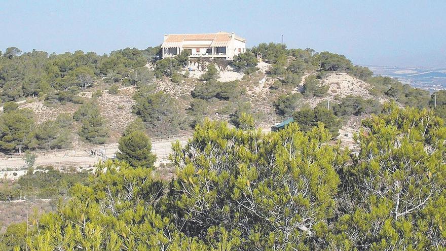 La Generalitat impulsa la demolición del chalé ilegal de Cabezo Mortero en el corazón de Sierra de Escalona de San Miguel de Salinas